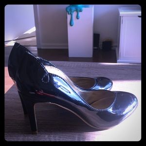 New Nine West Black latent scalloped pumps